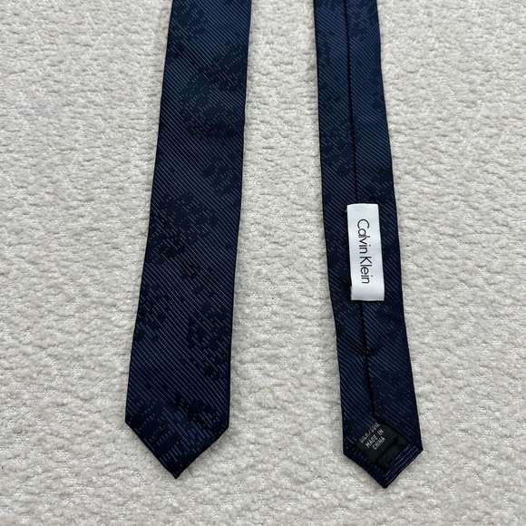 CALVIN KLEIN Dark Blue Skinny Necktie. NWOT - Picture 5 of 7